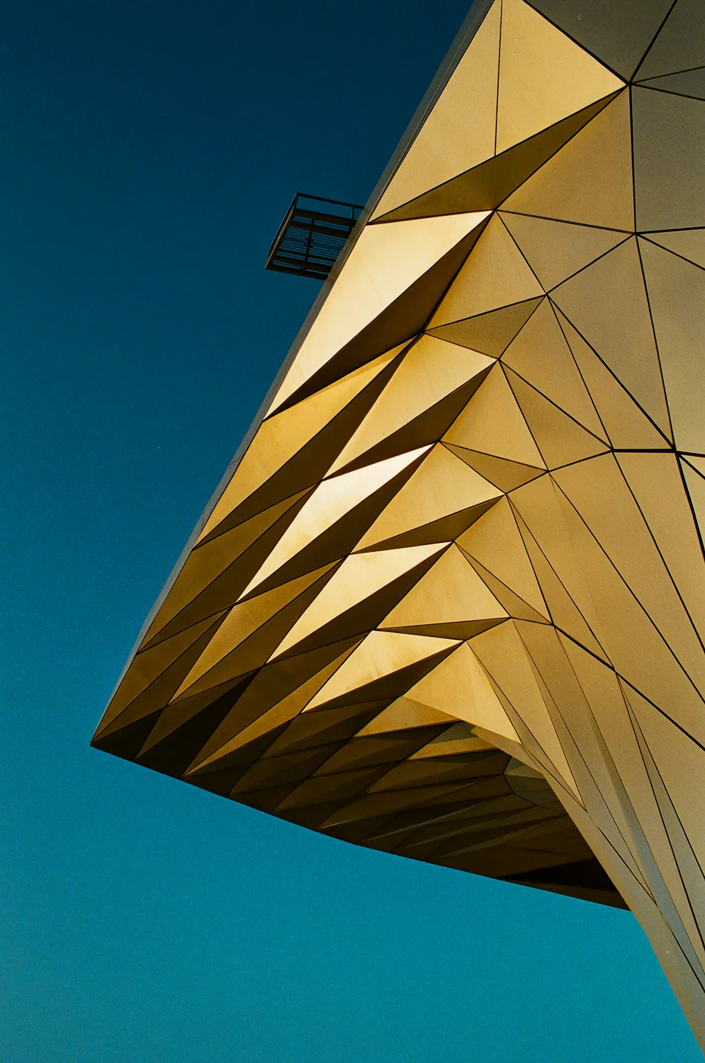 Abstrakte Architektur in Blau und Gold als Symbol für das MSL Wealth Leadership System